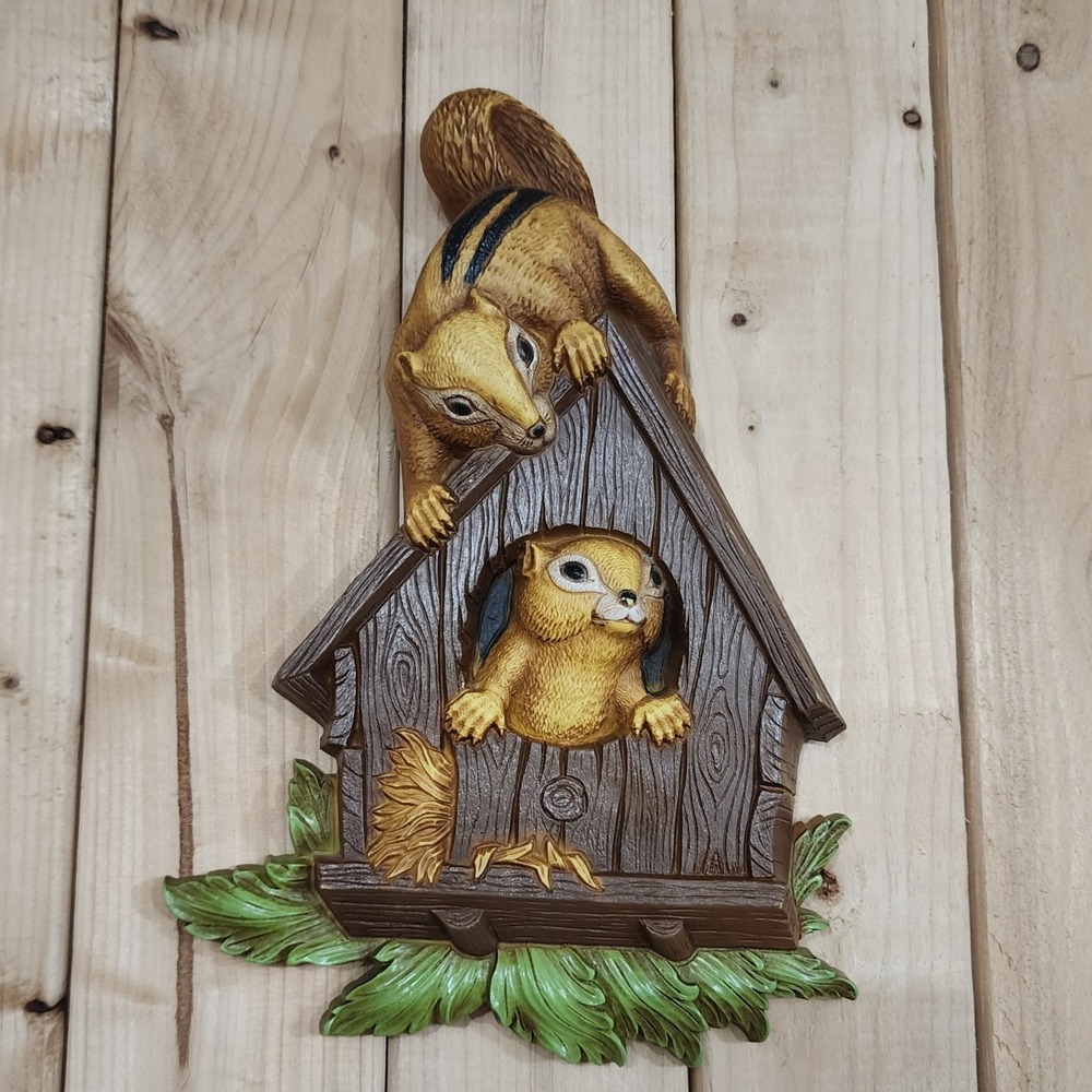 Vintage 1977 Homco Chipmunk Squirrel Birdhouse Wall Plaque Dart Ind 7493 USA